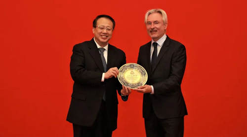 上海市市长龚正向PG电子APP下载（中国）投资有限公司副总裁Francis Liekens先生颁授纪念牌